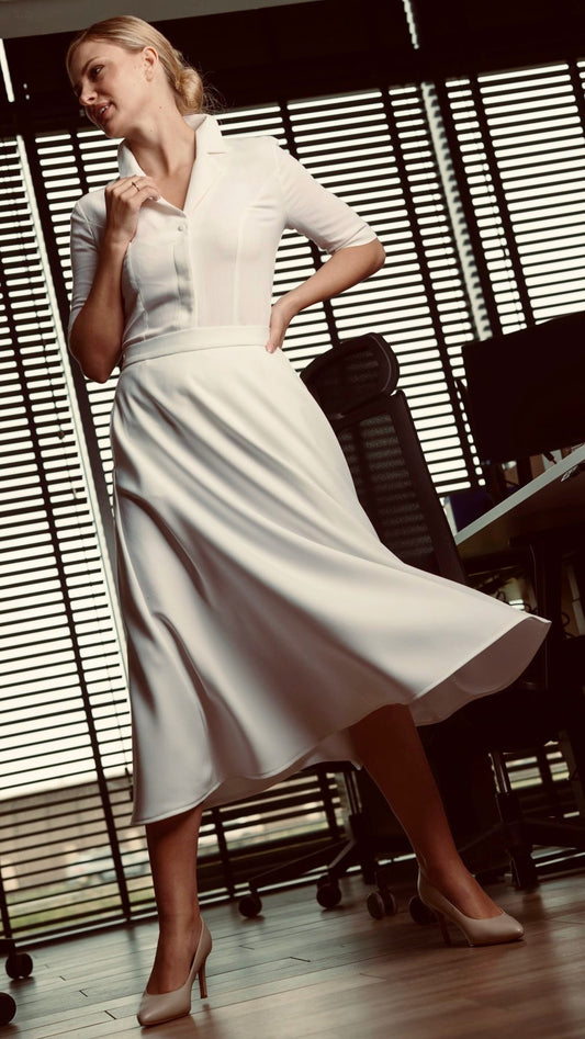 Spódnica do pracy i podróży – komfortowa nawet w biegu z laptopem pod pachą
