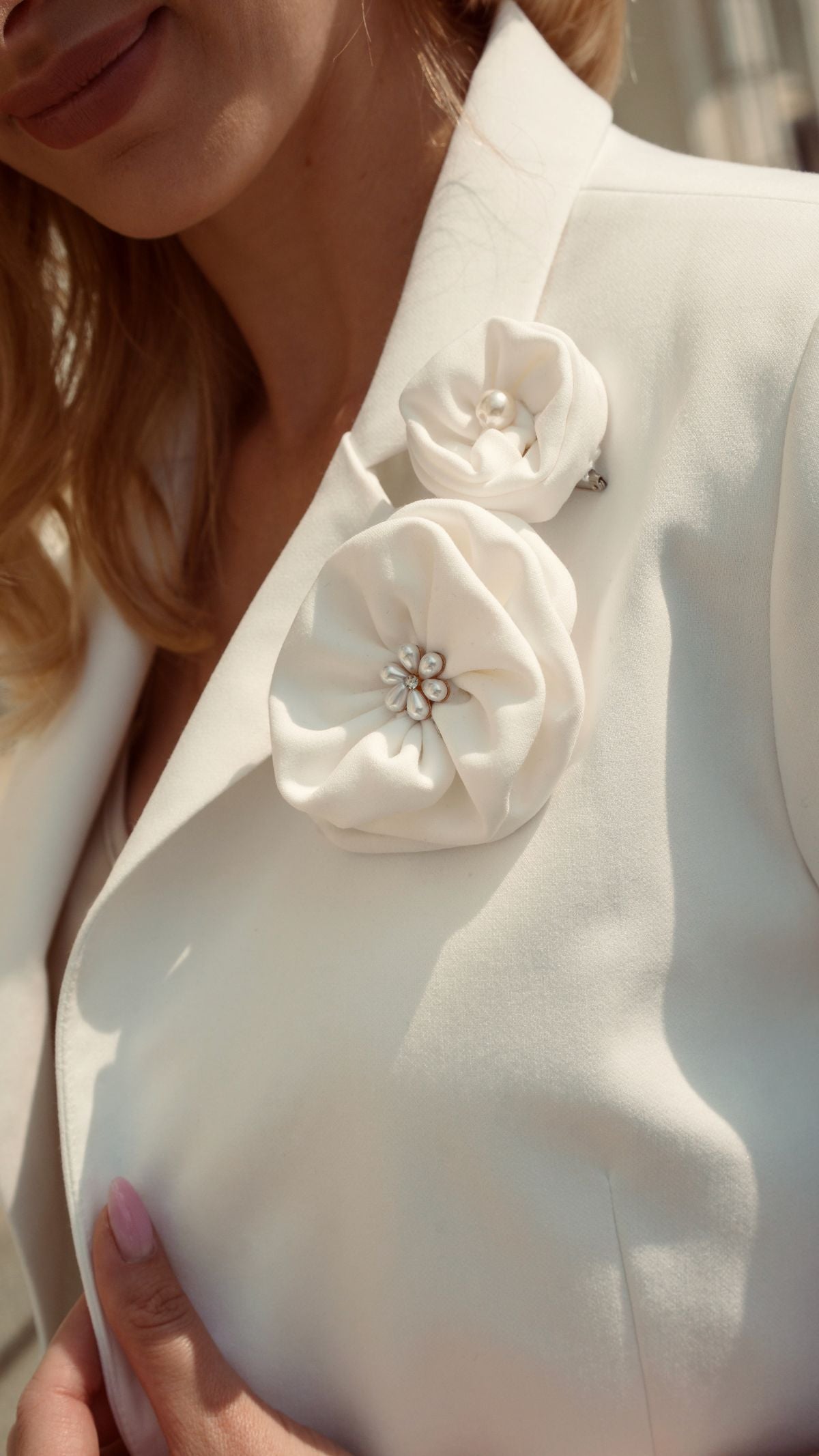 Dwie broszki z perłą w stylizacji – noś razem lub osobno, przy kołnierzu, pasku lub torebce