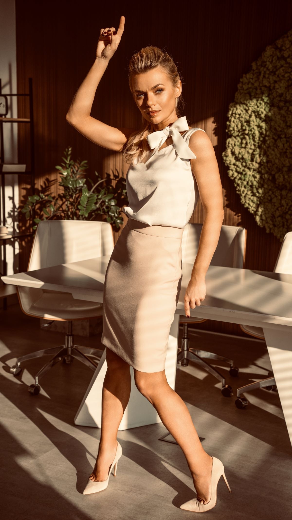 Spódnica ołówkowa w kolorze cappuccino – dopasowany fason z eleganckim wykończeniem
