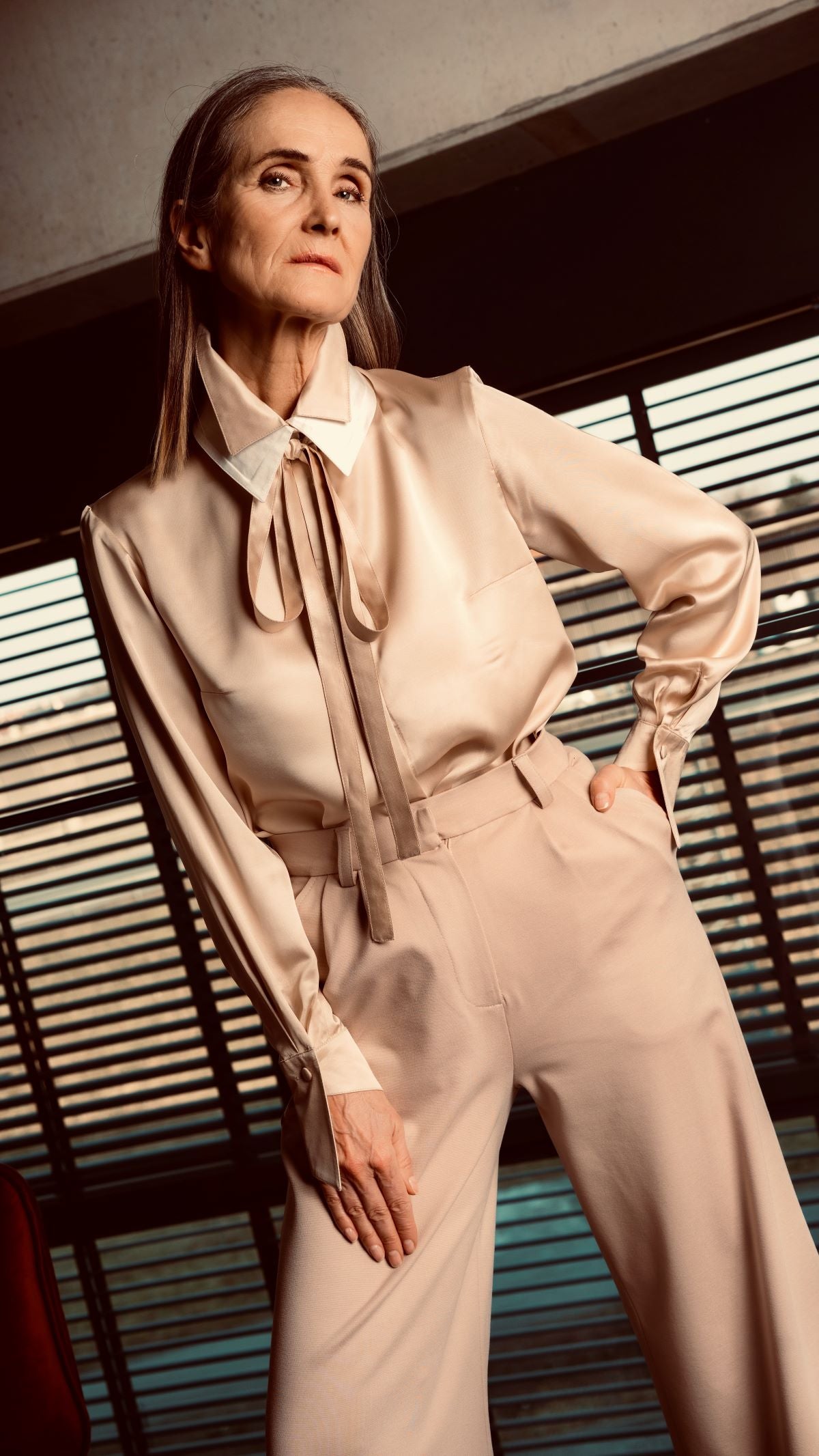 Koszula z podwójnym kontrastowym kołnierzem – stylizacja wygląda na dopracowaną, nawet gdy powstała w pośpiechu