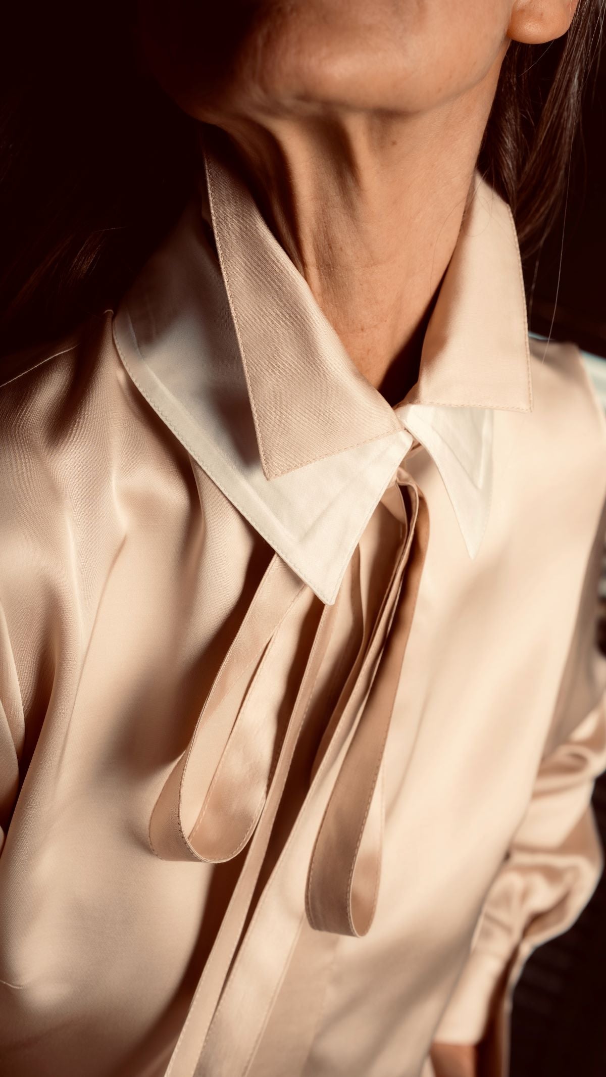 Podwójny kołnierz z kontrastem – wyrazisty akcent, który nadaje charakteru bez dodatkowych dodatków
