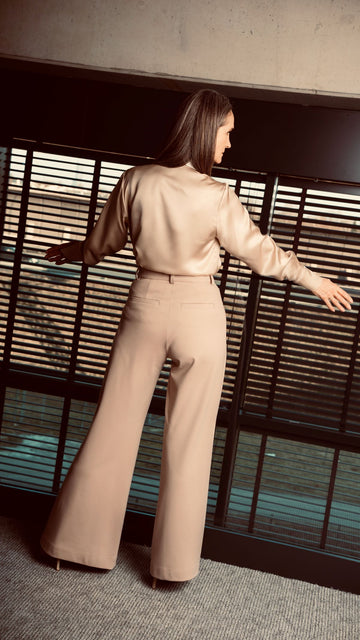 Karmelowe spodnie z jerseyu z wyższą talią – wygodny model z włoskiej dzianiny, który sprawdza się na co dzień