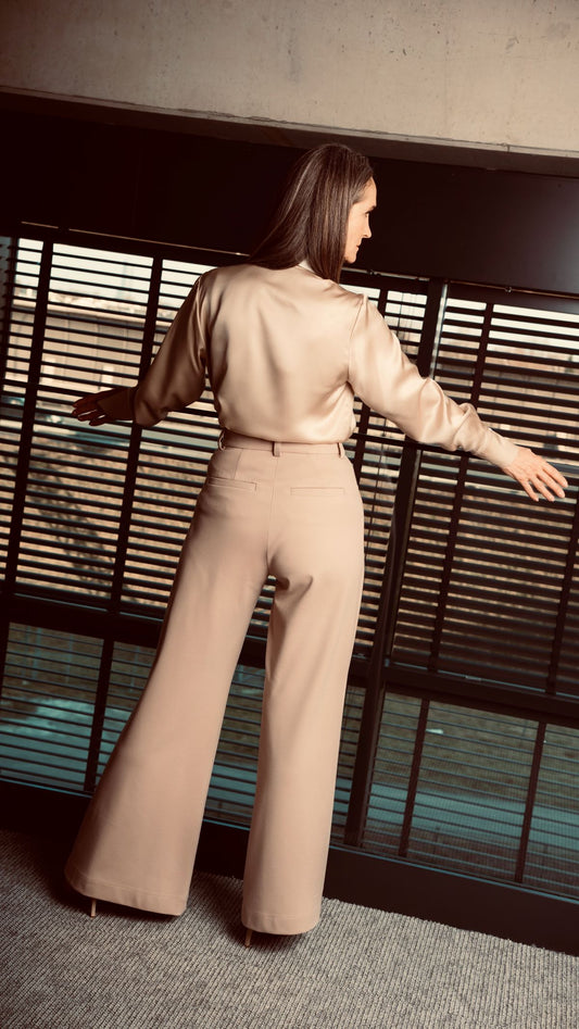 Karmelowe spodnie z jerseyu z wyższą talią – wygodny model z włoskiej dzianiny, który sprawdza się na co dzień