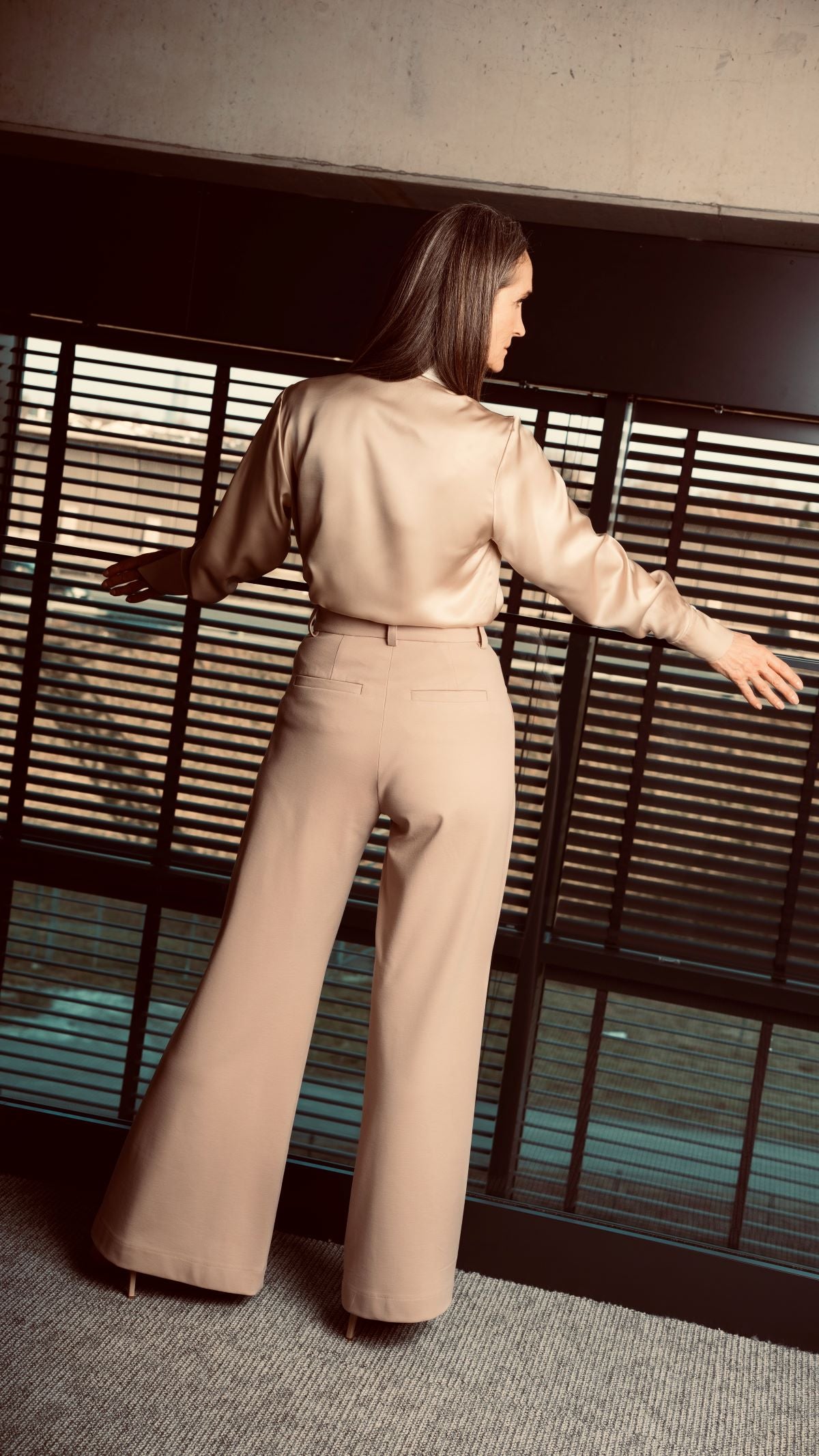 Podwójny kołnierz z kontrastem – wyrazisty akcent, który nadaje charakteru bez dodatkowych dodatków
