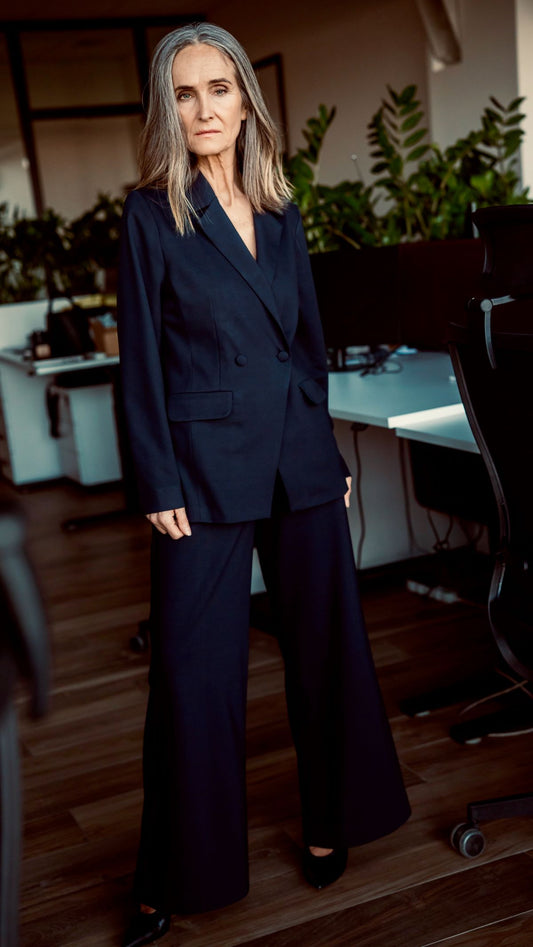 Spodnie z elastycznego jerseyu w kolorze navy – dopasowują się do sylwetki i nie ograniczają ruchu