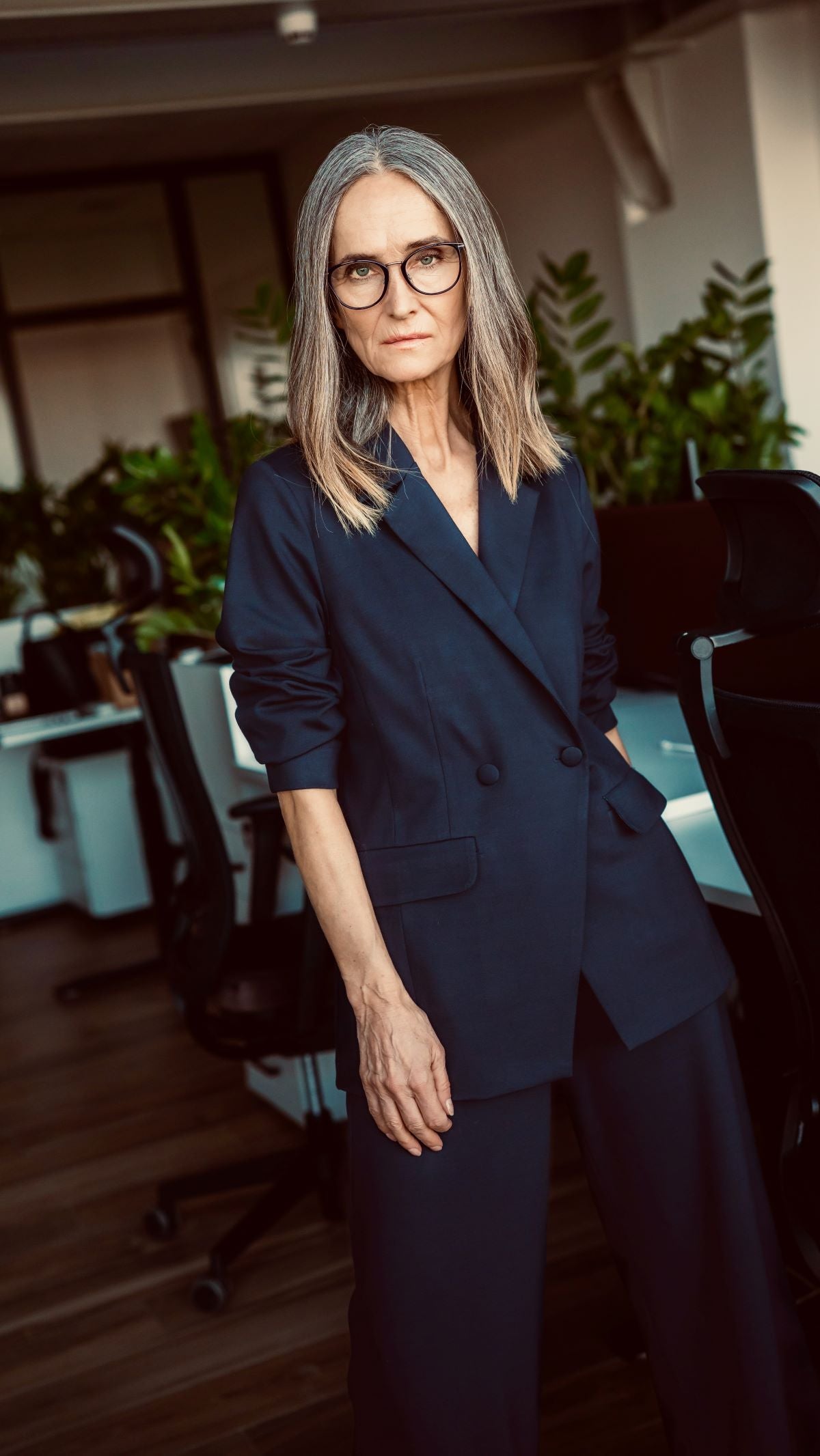 Granatowy żakiet dwurzędowy z lekko taliowanym krojem – wygodny model z włoskiego jerseyu
