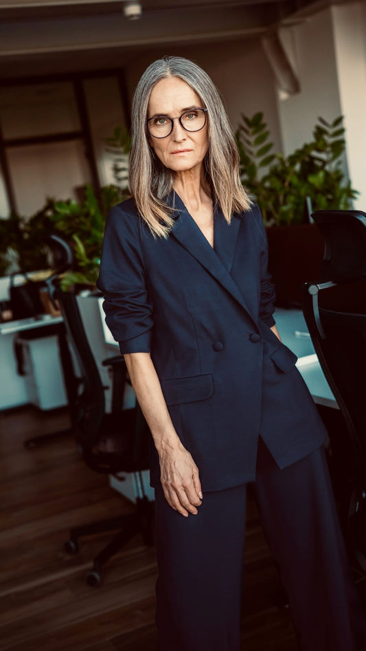 Granatowy żakiet dwurzędowy z lekko taliowanym krojem – wygodny model z włoskiego jerseyu
