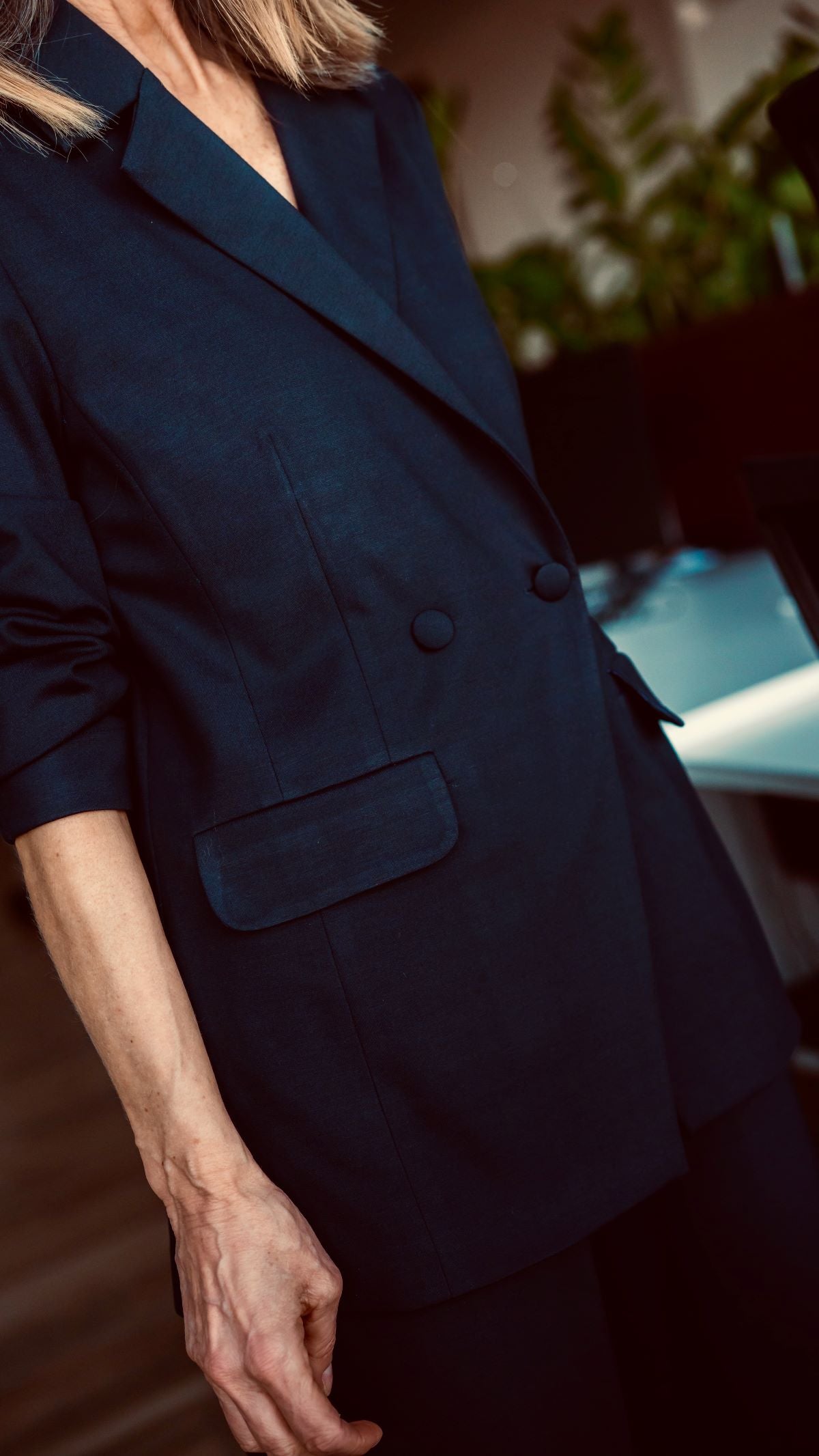 Granatowy żakiet z kieszeniami – praktyczny i stylowy wybór na co dzień
