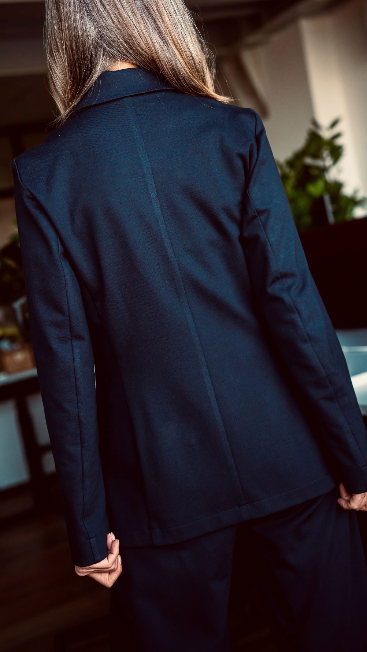 Dwurzędowy żakiet w kolorze navy z elastycznego jerseyu – elegancja bez sztywności