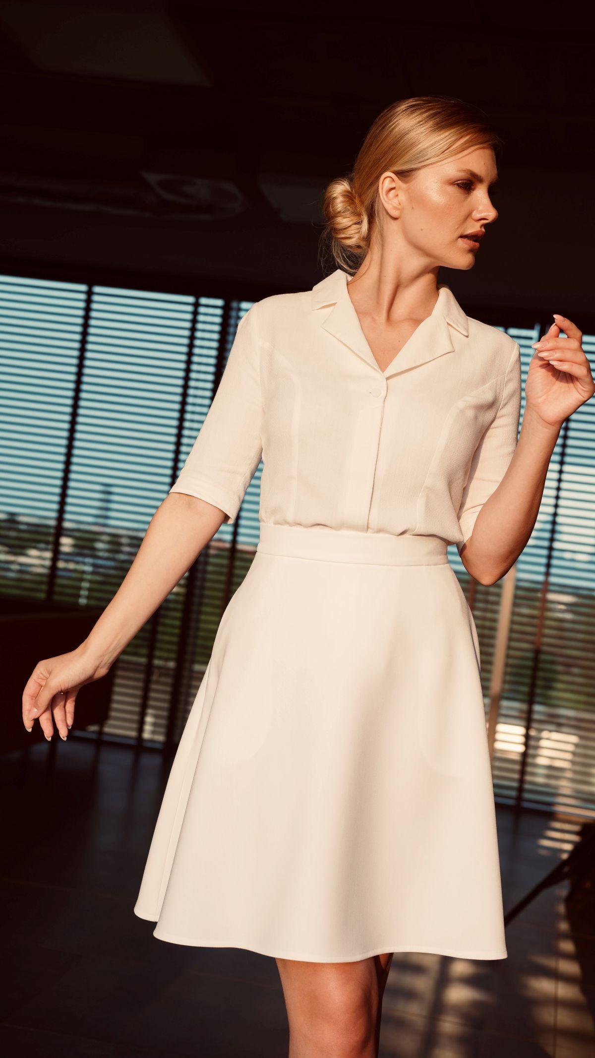 Rękaw do łokcia w jedwabnej koszuli – praktyczny, nie podwija się, zakrywa przedramię i nie przeszkadza w pracy