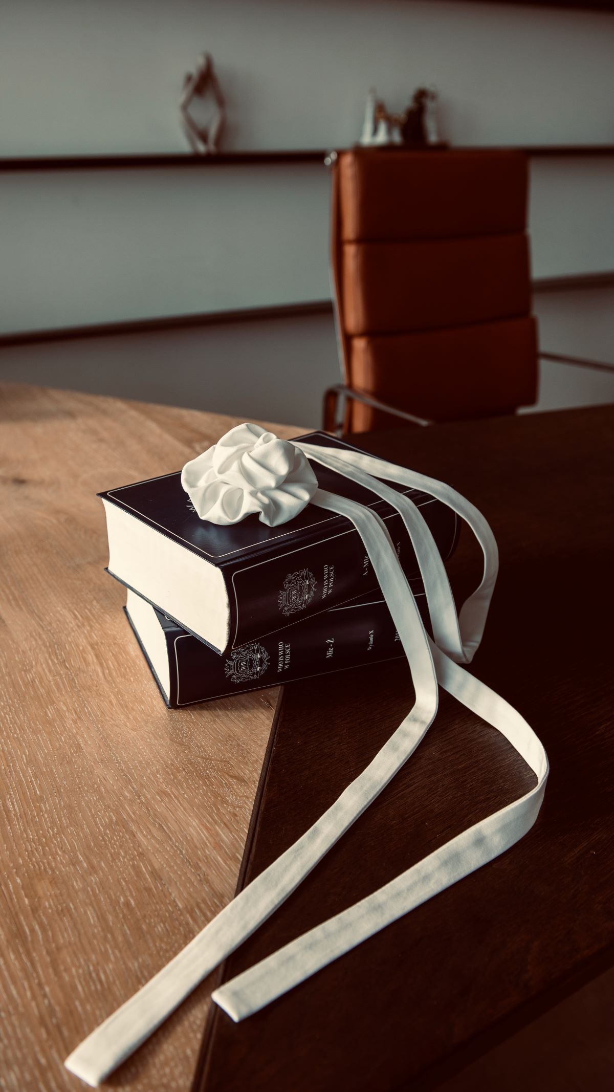 Wstążka z różą dodana do koszuli – szybka zmiana stylizacji z formalnej na wieczorową
