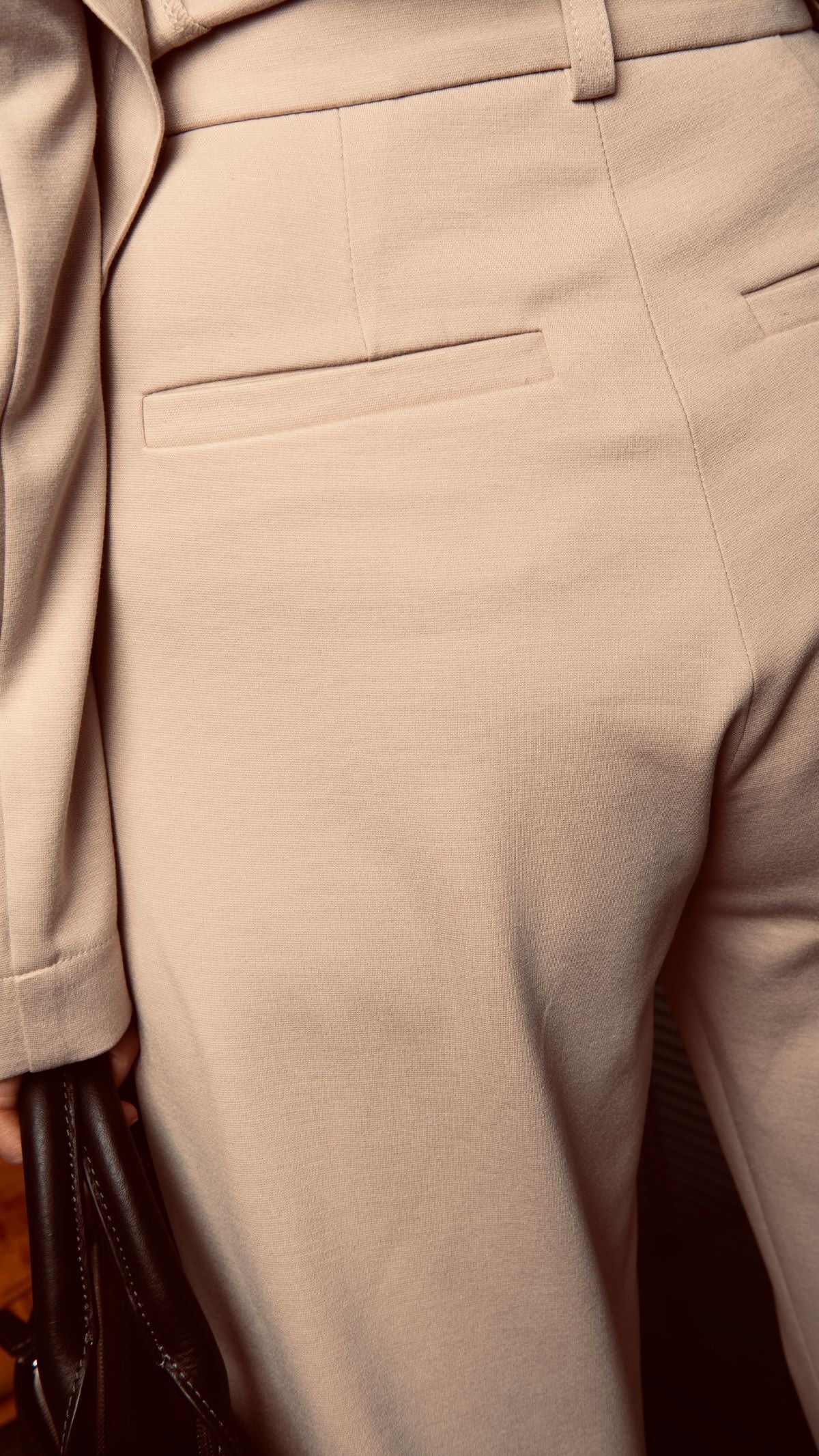 Miękka włoska dzianina w karmelowym odcieniu – lekkość i wygoda przez cały dzień