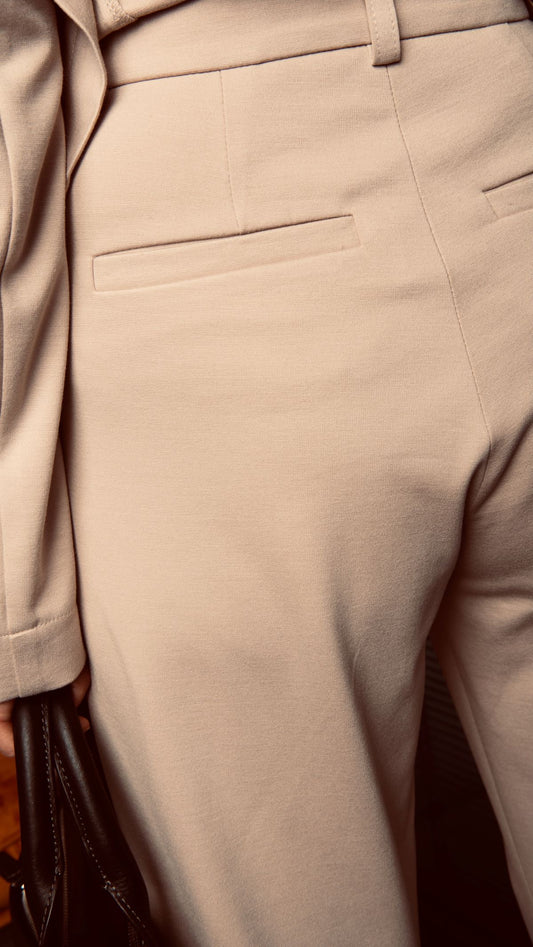 Miękka włoska dzianina w karmelowym odcieniu – lekkość i wygoda przez cały dzień