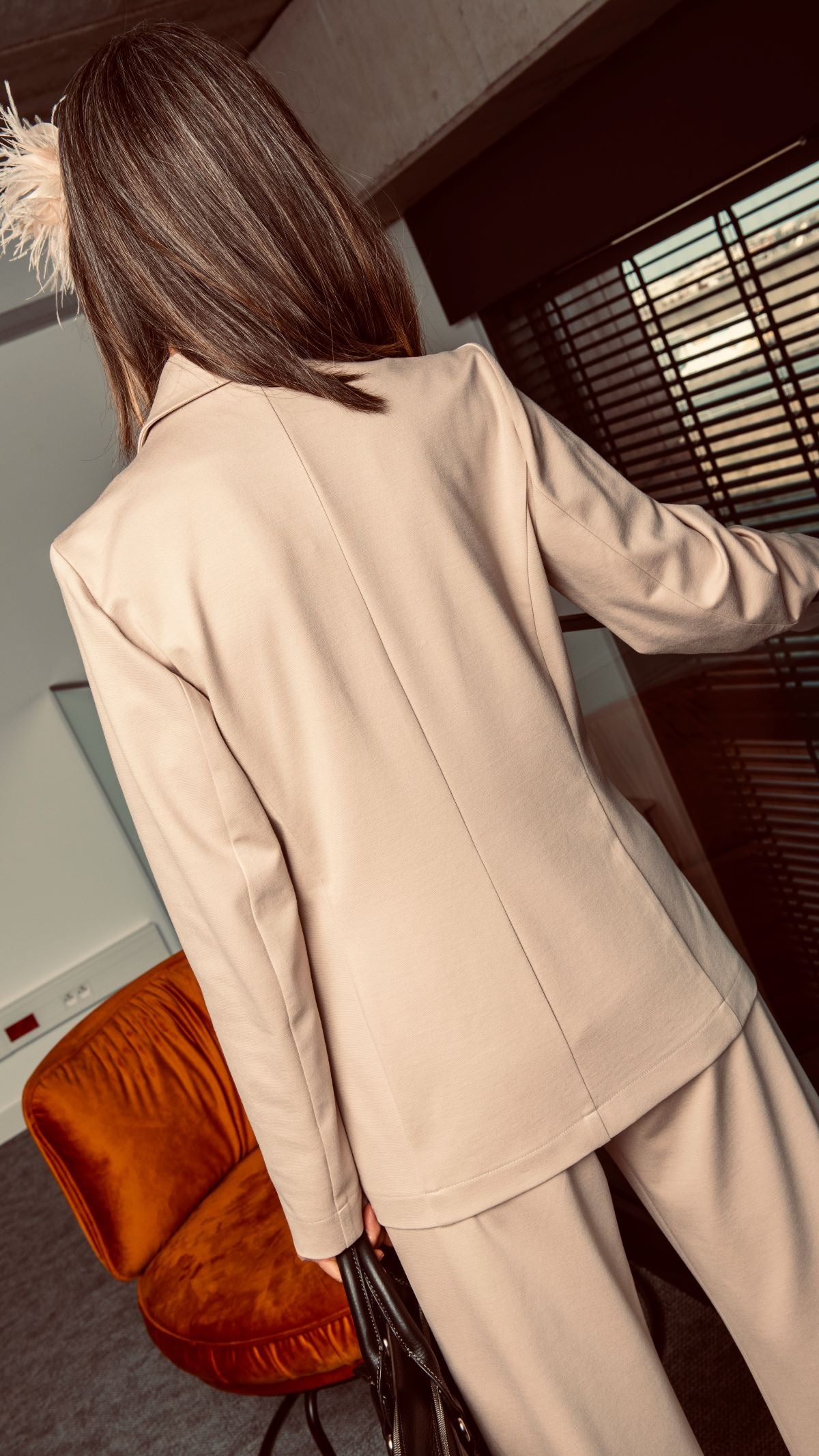 Spodnie karmelowe objęte programem #dlaplanety – styl z odpowiedzialnością
