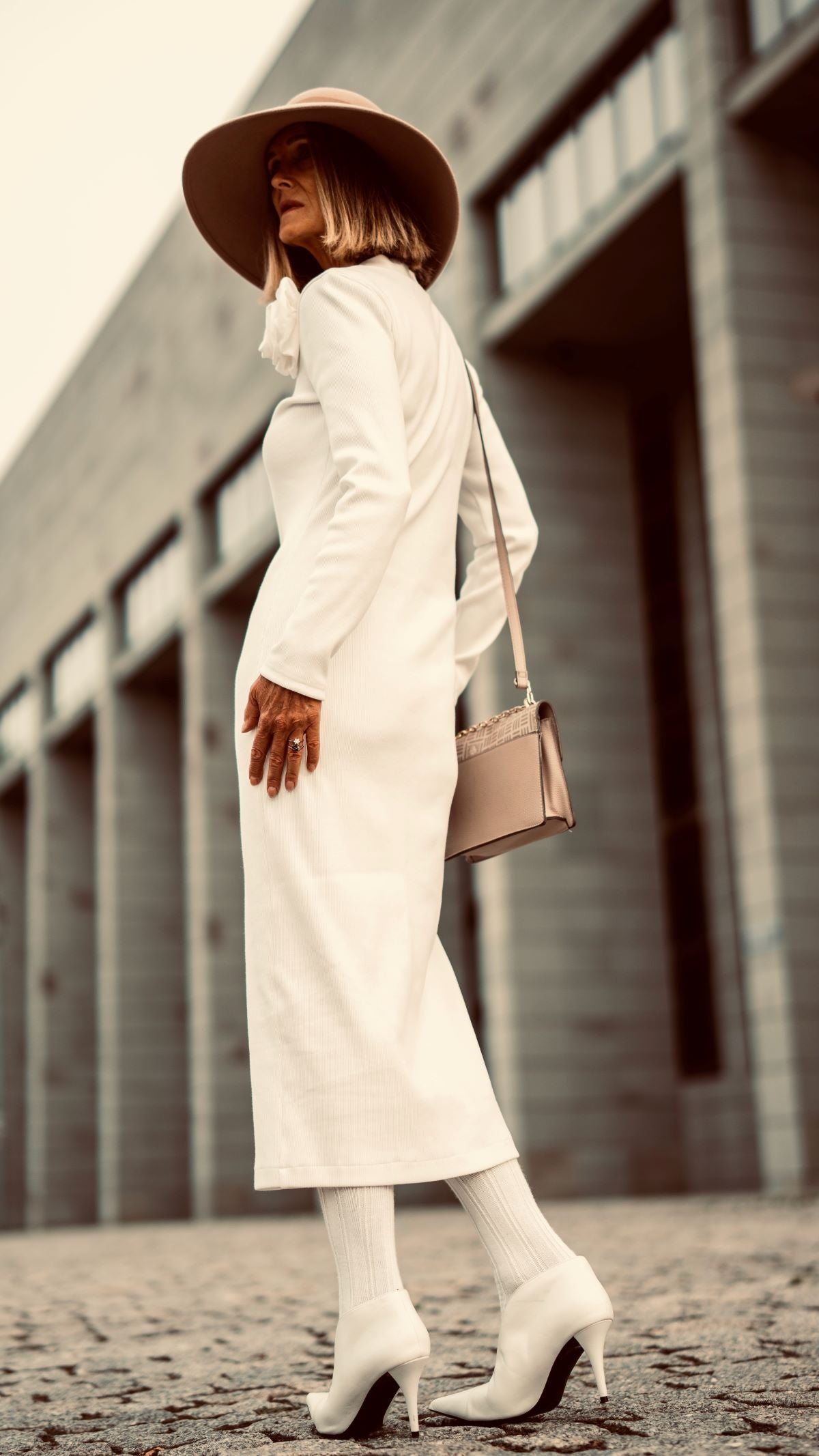 Mięsista dzianina w kolorze ecru – elegancja i wygoda bez bielizny modelującej