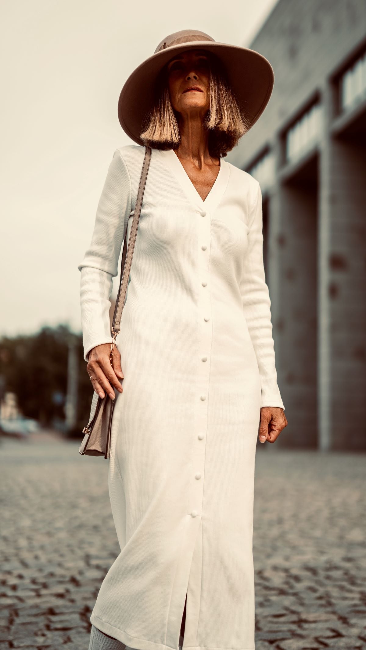 Sukienka z długim rękawem w kolorze ecru – uszyta z prążkowanej dzianiny premium, która maskuje bieliznę i drobne niedoskonałości