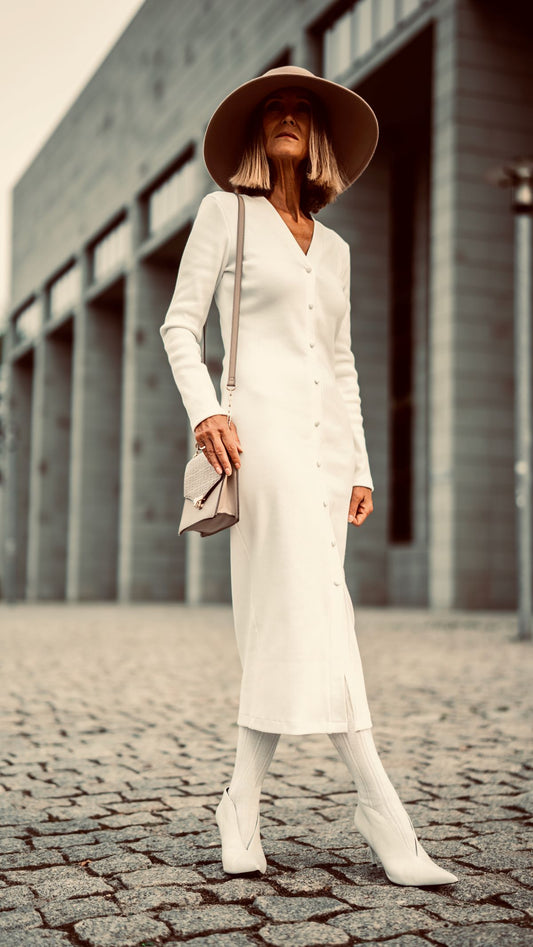 Prążkowana dzianina, która naddaje się bez prześwitywania – idealna także dla sylwetek z pełniejszym biustem, brzuszkiem lub biodrami