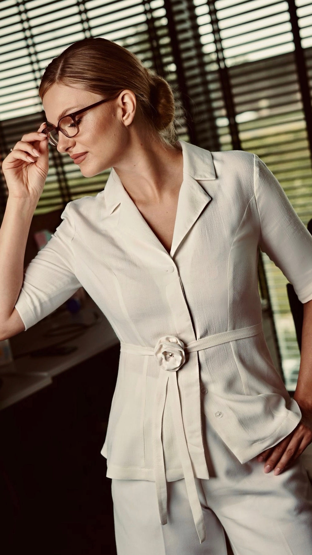 Elegancka koszula jedwabna z klapami jak w marynarce – lekka, profesjonalna i bez konieczności zakładania żakietu