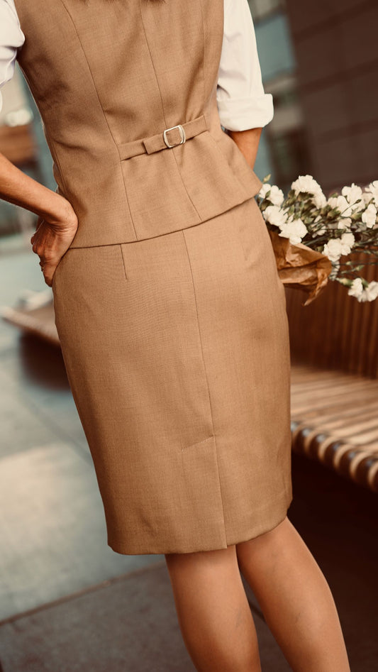 wełniana spódnica ołówkowa zbliżenie tyłem